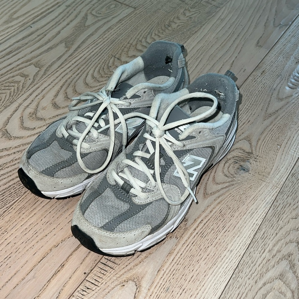 Gray new balance sneakers. Unisex size 5